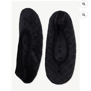 10/$25🦋 Joyspun Black Quilted Rubber Sole Indoor/Outdoor Slippers - Small (5-6)
